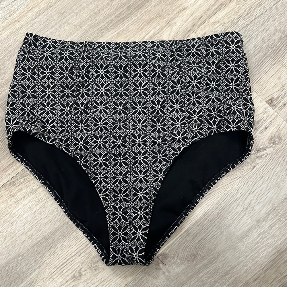 Patterned black swimsuit bottoms